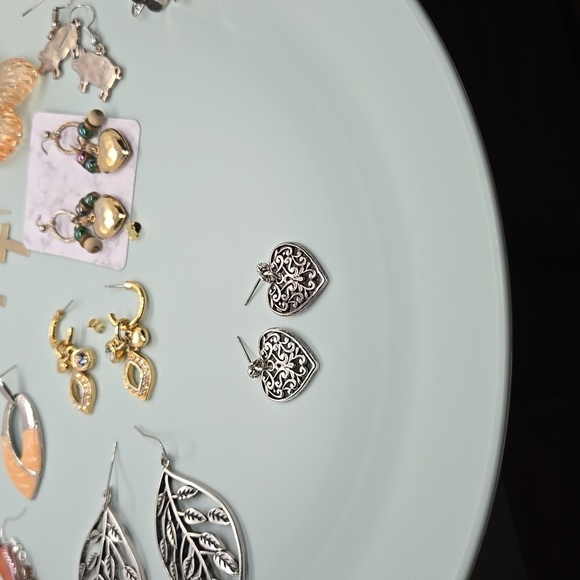 Elegant Silver Tone Heart Earrings - Picture 12 of 15